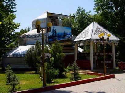 Osh city tour hits upon the three-store yurt